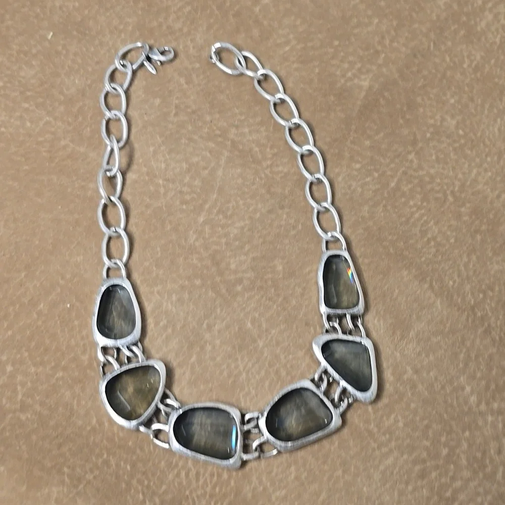 Vintage Avon Silver Tone Green Blue Green Necklace - Picture 8 of 8
